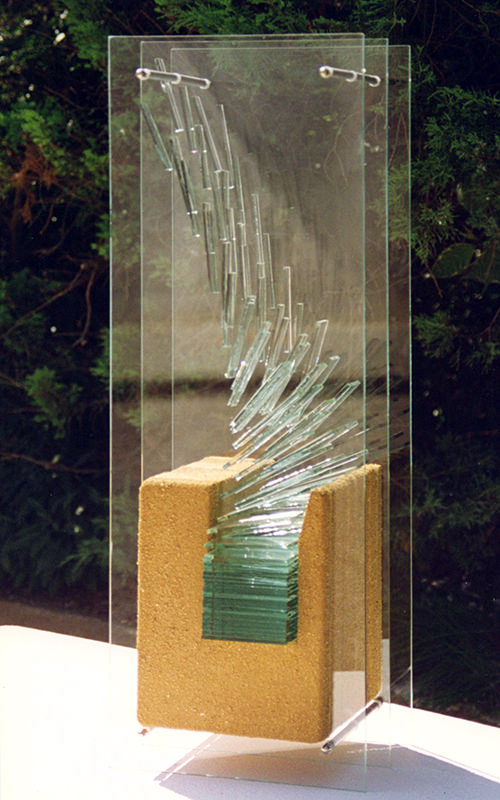 ein mehrscheibiges Glasobjekt mit eingelassenen Glassplittern