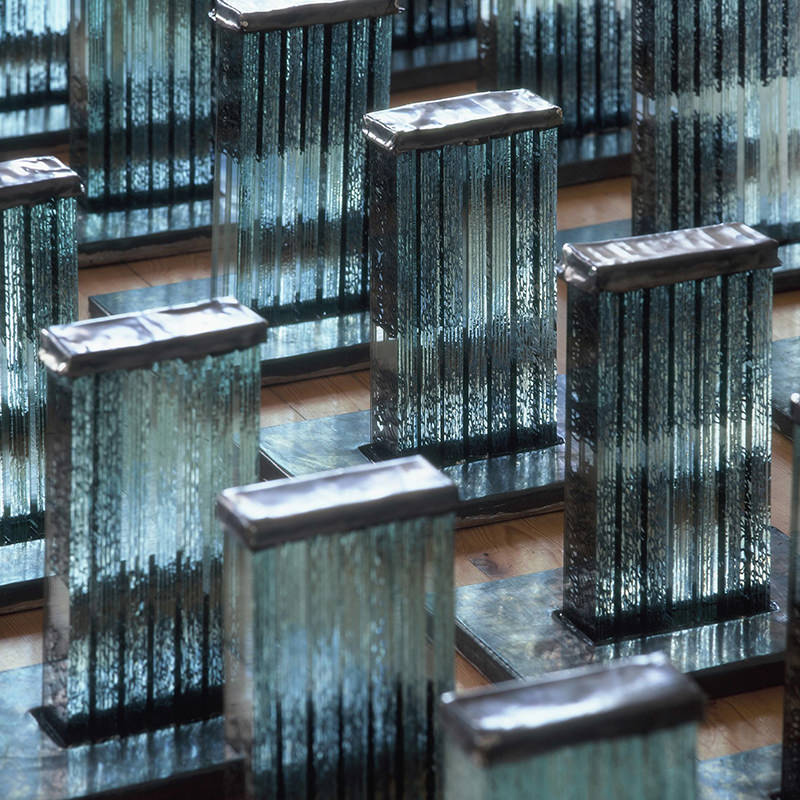 Speicherglasobjekte - beschriebene kleine Glasplättchen, gebündelt zu kleinen Säulen und mit Holz gefasst