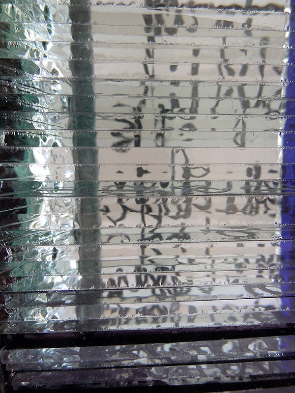 Stapel Glasplatten mit Schriftfragmenten. Durchsicht